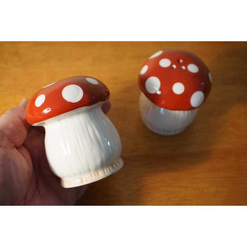 Large Red Polka Dot Mushroom Salt Pepper Shakers Country Primitive Kitchen Decor